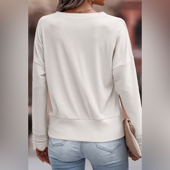 V-Neck Charm Spliced Laced Ribbed Top - Picture 3 of 4